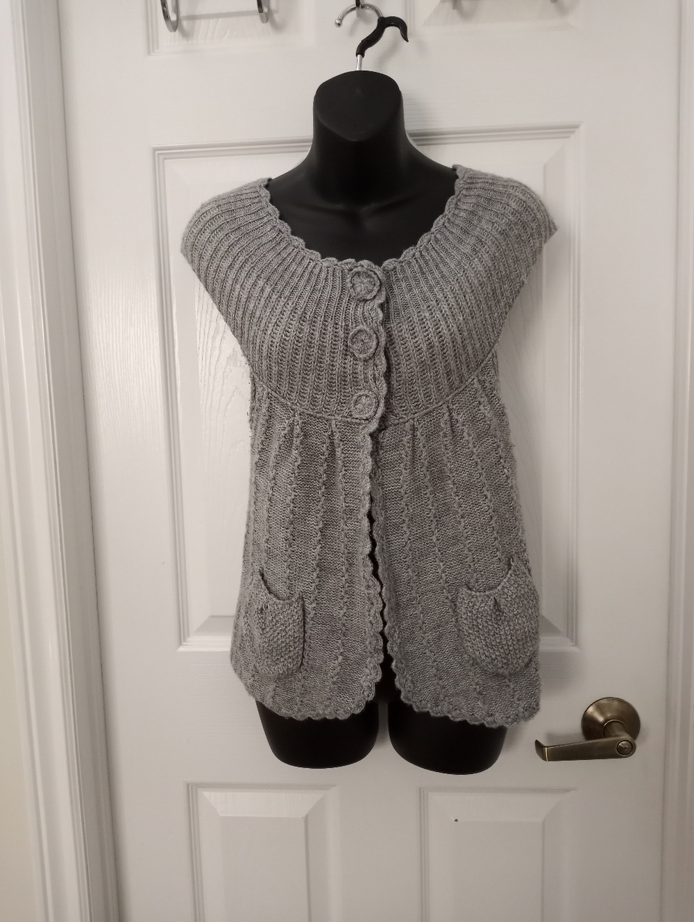 👠CHARLOTTE RUSSE Sleeveless Sweater👠